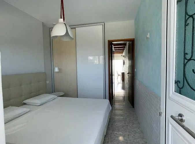 Skizenas Waterfront Apartments Haraki