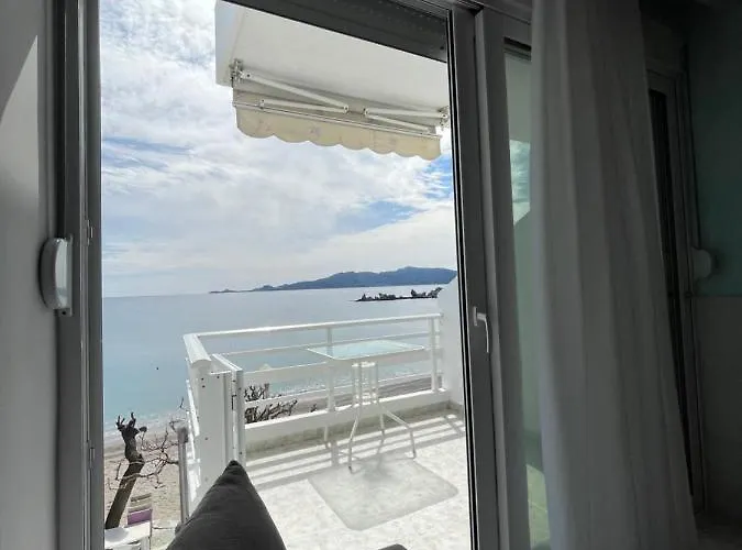 Skizenas Waterfront شقة *